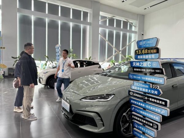 九鼎配资 亮眼数据看发展｜一季度消费“马车”跑出加速度